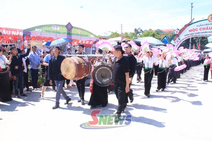 Đoàn diễu hành dân tộc Thái.