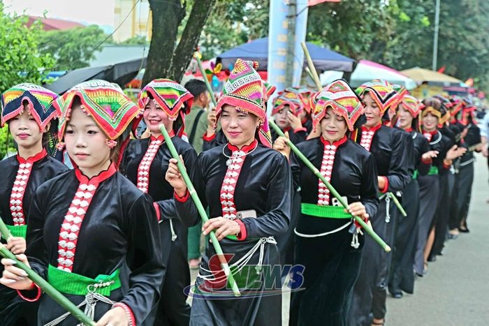 Đoàn diễu hành dân tộc Xinh Mun.