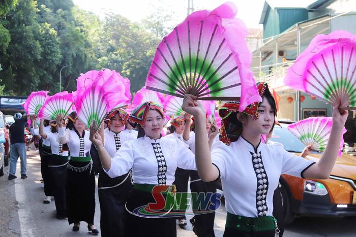 Đoàn diễu hành dân tộc Thái khu vực phường Mộc Sơn.