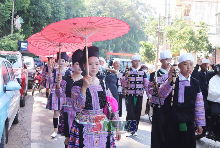 Màn diễu hành đường phố của dân tộc Mông tại phường Mộc Sơn.