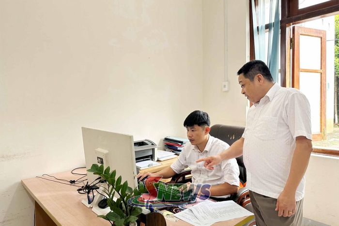 Công chức Phòng Nông nghiệp và Môi trường xã Mường La thực hiện nhiệm vụ chuyên môn.