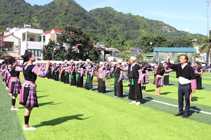 Đồng chí Phó Chủ tịch Thường trực UBND tỉnh trải nghiệm ném pao.