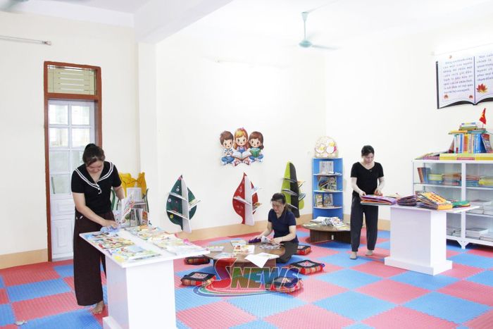 Giáo viên Trường Mầm non Chiềng Cơi chuẩn bị đồ dùng giảng dạy.