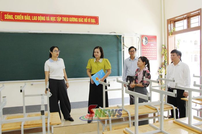 Lãnh đạo phường Chiềng Cơi kiểm tra cơ sở vật chất tại các trường học trên địa bàn.