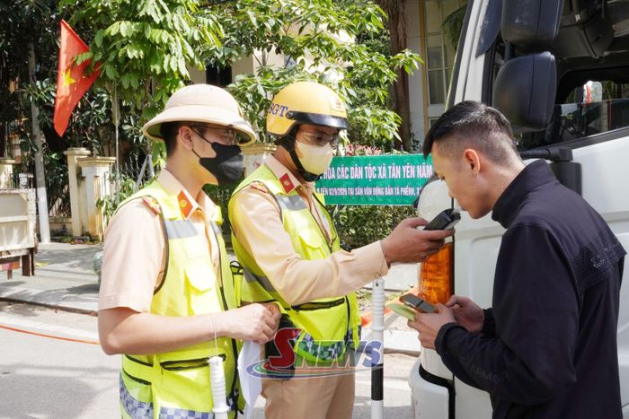 Đội Cảnh sát giao thông đường bộ số 1 kiểm tra nồng độ cồn người điểu khiển phương tiện giao thông.