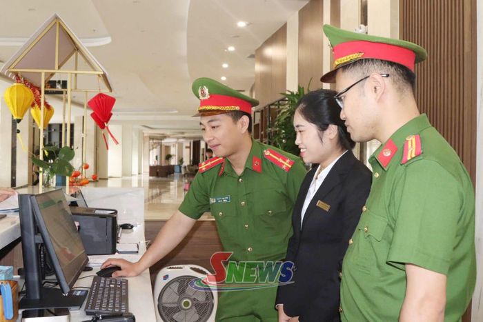 Cán bộ, chiến sĩ Công an phường Thảo Nguyên kiểm tra tại cơ sở lưu trú trên địa bàn.