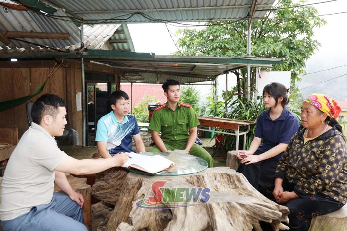 Cán bộ phòng Kinh tế xã Xím Vàng phối hợp với Công an xã rà soát, thu thập thông tin đất đai tại cơ sở.