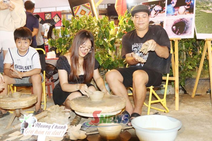 Trải nghiệm làm gốm Mường Chanh.