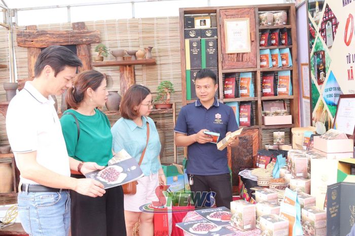 Xã Mường Chanh giới thiệu sản phẩm cà phê Arabica cho du khách.