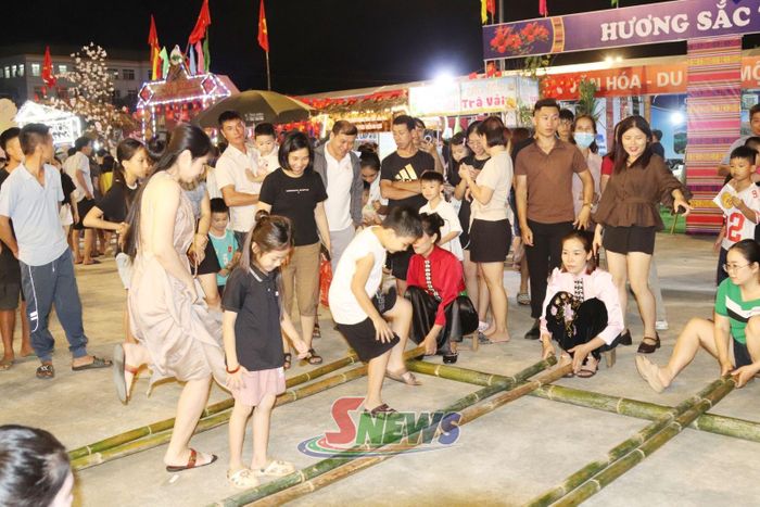 Du khách trải nghiệm nhảy sạp tại không gian văn hóa xã Bình Thuận.