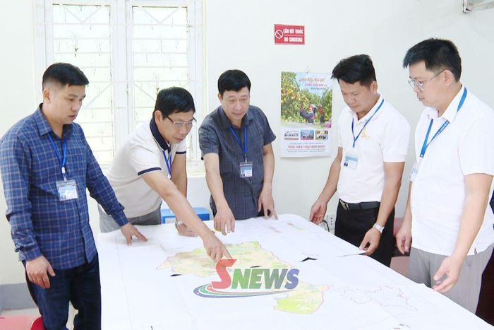 Cán bộ xã Bó Sinh nghiên cứu bản đồ, xây dựng quy hoạch không gian phát triển mới sau sáp nhập các bản.