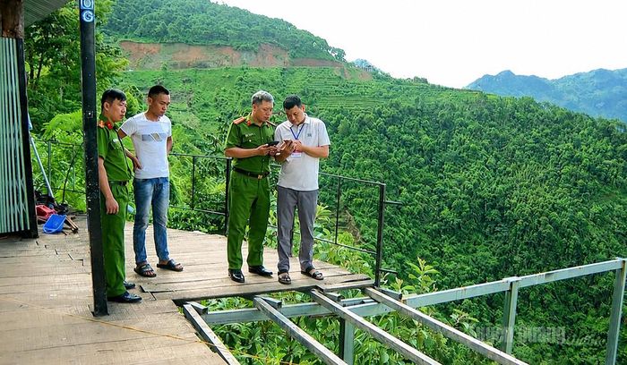 Lực lượng chức năng kiểm tra, rà soát các điểm dừng chân xây dựng trên địa bàn xã Minh Tân.