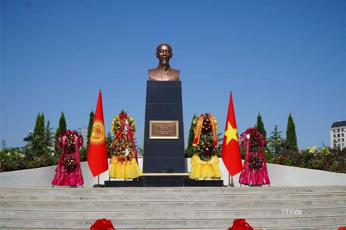 Tượng đài Hồ Chí Minh đặt tại khu phức hợp Royal Central Park ở thủ đô Bishkek.