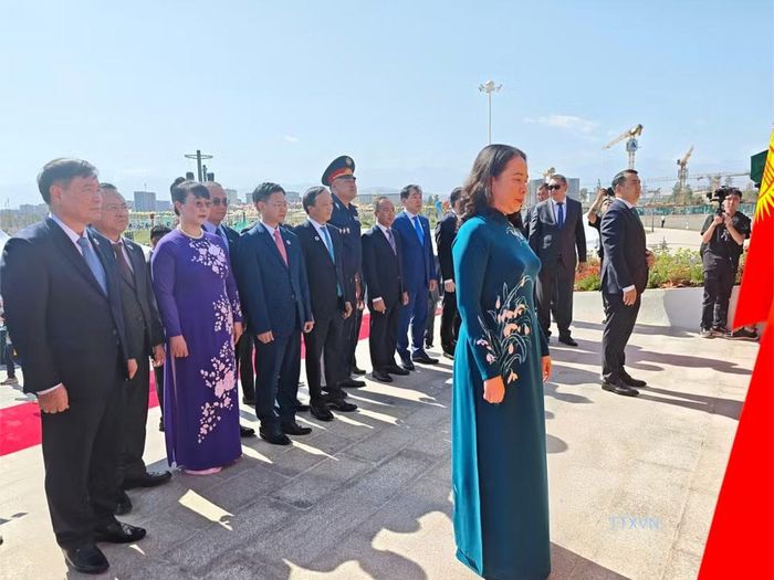 Phó Chủ tịch nước Võ Thị Ánh Xuân cùng các đại biểu dâng hoa tưởng niệm Chủ tịch Hồ Chí Minh.