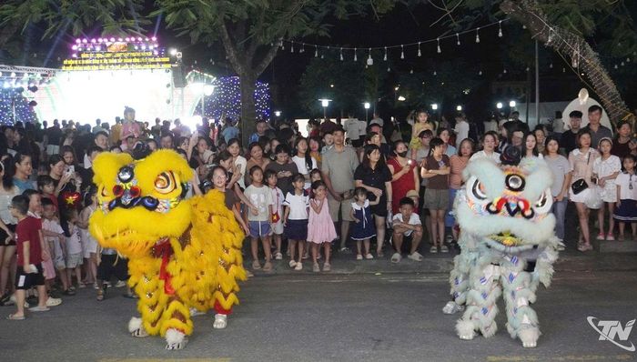 Các hoạt động nghệ thuật đường phố thu hút đông đảo người dân tham gia.