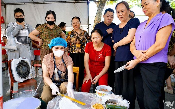 Người dân và du khách tham quan, mua sắm nhiều mặt hàng nông sản, ẩm thực địa phương.