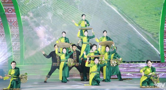 Chương trình nghệ thuật tại lễ hội.
