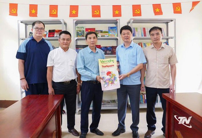 Các ấn phẩm của Báo và Phát thanh, Truyền hình Thái Nguyên được lan tỏa đến cơ sở.