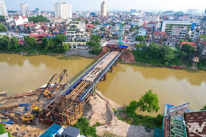 Với tổng mức đầu tư hơn 2.100 tỷ đồng, 3 cây cầu gồm: Quang Vinh 1, Quang Vinh 2 và Gia Bảy đang được Thái Nguyên triển khai xây dựng, góp phần hoàn thiện mạng lưới giao thông, mở rộng không gian đô thị và tạo động lực phát triển kinh tế - xã hội hai bên bờ sông Cầu. Trong ảnh: Thi công Dự án cầu Gia Bảy.