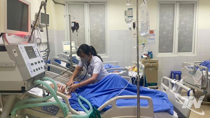 Bác sĩ chuyên khoa I Phùng Thị Thu Hằng, Khoa Hồi sức cấp cứu, Bệnh viện A Thái Nguyên chăm sóc người bệnh trong đợt nghỉ lễ.