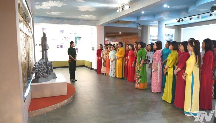 Du khách tìm hiểu lịch sử tại Khu di tích.