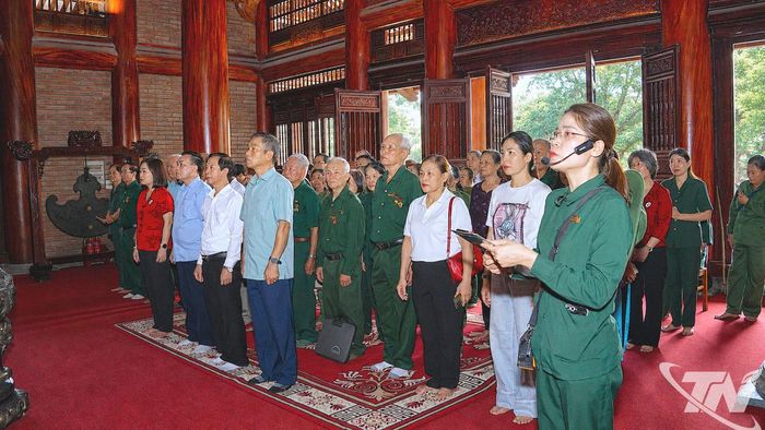 Hằng năm, có hàng nghìn lượt khách đến dâng hương tại Khu di tích.