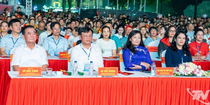 Các đồng chí lãnh đạo tỉnh Thái Nguyên dự chương trình nghệ thuật Thái Nguyên - Vang mãi khúc ca Độc lập.