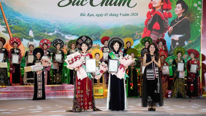 Ban Tổ chức trao giải Cuộc thi "Duyên dáng sắc Chàm" cho các thí sinh xuất sắc.