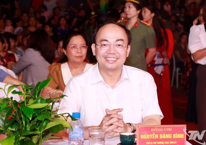 Đồng chí Nguyễn Đăng Bình, Phó Bí thư Thường trực Tỉnh ủy, Trưởng Đoàn đại biểu Quốc hội tỉnh tham dự chương trình.