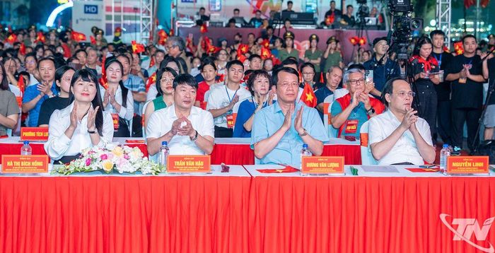 Các đồng chí lãnh đạo tỉnh Thái Nguyên và đại biểu tham dự chương trình. 