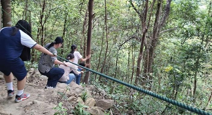Du khách cắt rừng, tránh điểm sạt lở để lên Bạch Mã.