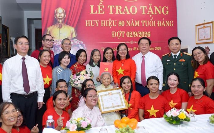  Đại tướng Nguyễn Trọng Nghĩa, Ủy viên Bộ Chính trị, Bí thư Trung ương Đảng, Chủ nhiệm Tổng cục Chính trị Quân đội nhân dân Việt Nam trao huy hiệu 80 tuổi Đảng cho bà Đỗ Thị Lý, phường Thuận Hóa.