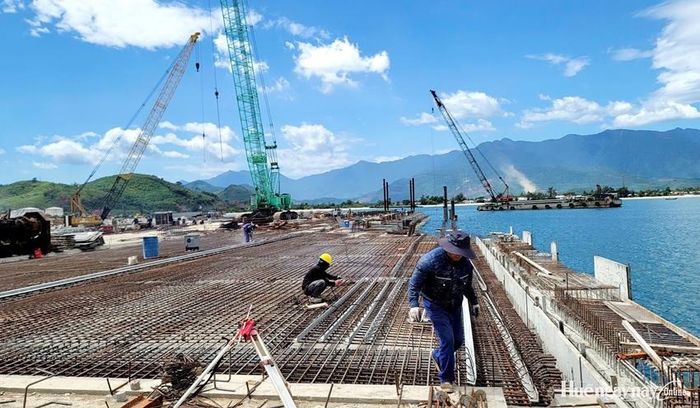 Thi công kết cấu sắt, đẩy nhanh tiến độ hạng mục cuối của cầu cảng bến số 4  