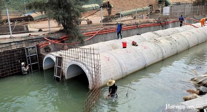  Lắp đặt hệ thống cống để hoàn thiện hệ thống thoát nước cho dự án bến 4 và 5.