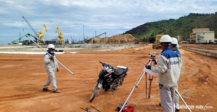 Các kỹ sư kiểm tra thi công mặt bằng bến bãi số 4.