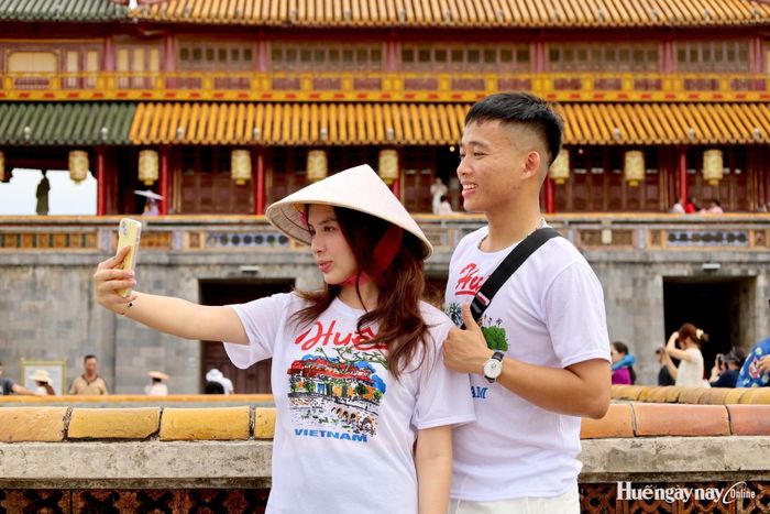 Hai du khách Đà Nẵng chọn màu áo Huế khi tham quan Cố đô.
