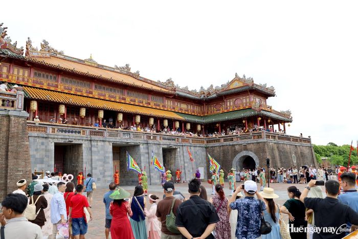 Du khách có mặt ở Đại Nội Huế để xem tái hiện nghi thức lễ đổi gác.