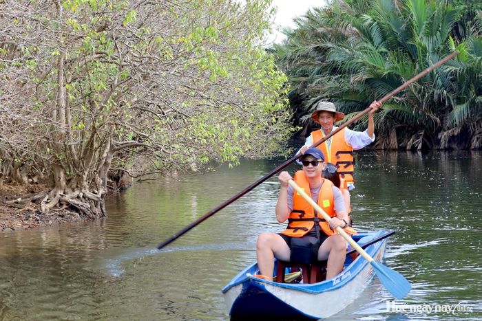 Đi thuyền khám phá Rú Chá (phường Hóa Châu).