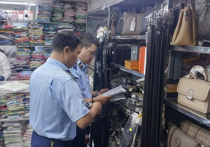  Lực lượng Quản lý thị trường Đà Nẵng quyết liệt kiểm tra, xử lý vi phạm kinh doanh hàng giả, hàng nhập lậu, hàng không rõ nguồn gốc xuất xứ  