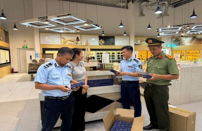 Lực lượng Quản lý thị trường Đà Nẵng phối hợp với cán bộ Phòng An ninh kinh tế - Công an thành phố kiểm tra cơ sở kinh doanh vi phạm tại địa bàn thành phố Đà Nẵng