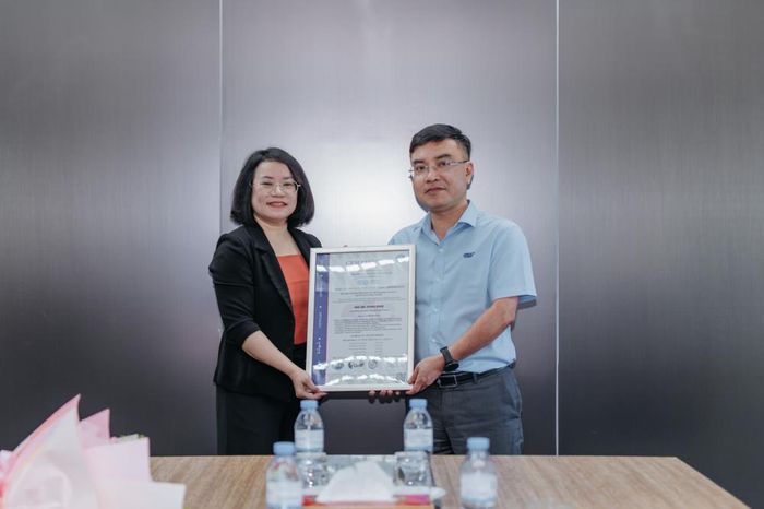 Ông Đặng Việt Hưng - Tổng Giám đốc MXV nhận Chứng nhận ISO (Ảnh: MXV)