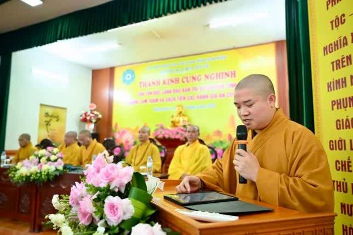 Thượng tọa Thích Thanh Phú báo cáo tình hình tổ chức và tu học của chư hành giả đang an cư tại trường hạ