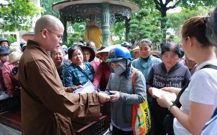 1.000 phần quà được trao đến bà con có hoàn cảnh yếm thế trong xã hội