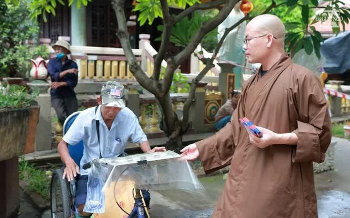 Thượng tọa Thích Minh Đạo trao quà đến chú Nhân - người lần thứ 2 được nhận quà tại chùa Nam Thiên Nhất Trụ