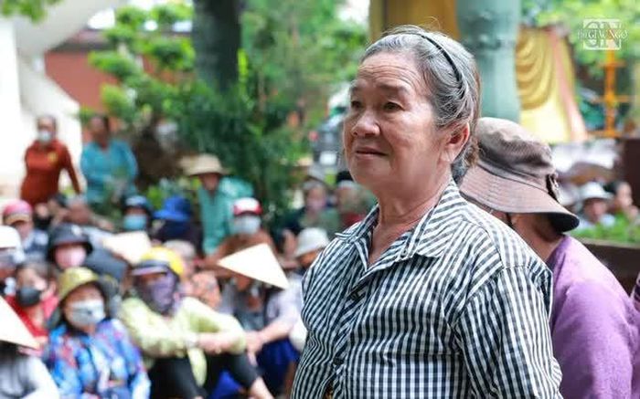 Cô Vân nghẹn ngào khi nhận được phần quà từ chư Tăng và Phật tử