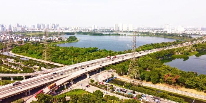Những cây cầu, đường vành đai, metro và các trục phát triển mới đang tạo bộ khung hạ tầng cho cuộc tái thiết Thủ đô. Ảnh: Tiến Hào.