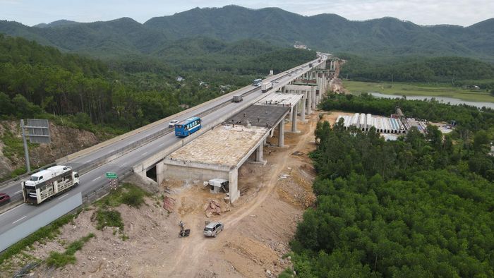 Ông Ngô Trọng Nghĩa, Giám đốc Điều hành dự án thuộc Ban QLDA Đường sắt cho biết: Trong dịp nghỉ lễ 2/9, Ban, tư vấn và các nhà thầu đều lập kế hoạch tổ chức thi công như ngày thường. Đến nay, các địa phương đã bàn giao mặt bằng 100% để phục vụ thi công (cục bộ chỉ còn một điểm vướng đường công vụ, chính quyền xã Thần Lĩnh đang tích cực giải quyết). Hiện các nhà thầu đang tập trung thi công kết cấu phần dưới, đúc, lắp đặt dầm superT, thi công dầm ngang, mặt cầu các cầu Xuân Dương 1, Xuân Dương 2 và Thần Vũ, thi công cống thoát nước, hầm chui dân sinh,.... Sản lượng thực hiện đến ngày 30/8/2026 là 536,98/1.299,74 tỷ đồng (tương đương 41,3%), cơ bản đáp ứng tiến độ được phê duyệt. Chúng tôi phấn đấu cơ bản thông tuyến trong năm 2026 và đưa vào khai thác trong quý II/2027.