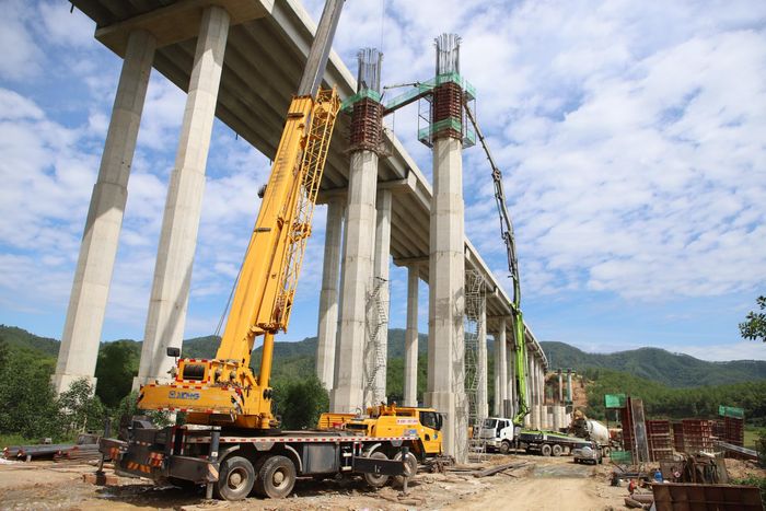 Theo chủ đầu tư và các nhà thầu, khi chăm lo tốt cho người lao động thì họ sẽ gắn bó hơn với mình và năng suất lao động tốt hơn. Vì thế, hầu hết các kỹ sư công nhân trên công trường đều là những người gắn bó ngay từ lúc mới bắt đầu làm dự án. Ngay cả thời điểm thiếu lao động, dù lương ở công trường này thấp hơn một số vùng phía Bắc và trong Nam nhưng cũng không có ai bỏ ngang. Nhờ đó, công trường luôn giữ được nhịp tiến độ.