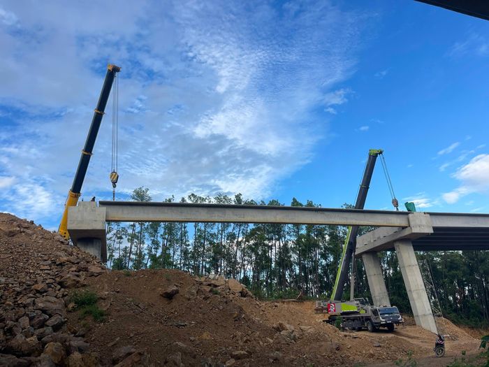 Kỹ sư Vũ Huy Hoàng, Phụ trách thi công dự án của nhà thầu Tổng công ty XD Cầu 75, cho biết: Chúng tôi phấn đấu trong hôm nay và ngày mai sẽ cẩu lắp xong 7 phiến dầm của nhịp 14. Sau đó tiếp tục ghép nhịp 15 và làm các trụ từ T3 - T7. Trên công trường, chúng tôi bố trí 60 kỹ sư công nhân, cùng nhiều dây chuyền thiết bị làm việc xuyên lễ.