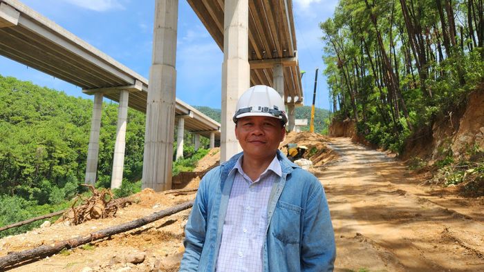 Vượt qua những khó khăn về địa hình đồi dốc và thời tiết mưa lớn thất thường trong thời gian qua, kỹ sư Hoàng nêu quyết tâm: "Chúng tôi phấn đấu đến ngày 31/12 sẽ lao xong 104 phiến dầm, nối thông cầu Thần Vũ đến cửa hầm phía Nam. Sau đó, tổ chức làm bản mặt cầu và sang năm 2027 sẽ bắt đầu thảm bê tông nhựa. Sản lượng đến nay đạt 63/148 tỷ đồng, đáp ứng tiến độ mà chủ đầu tư đề ra".